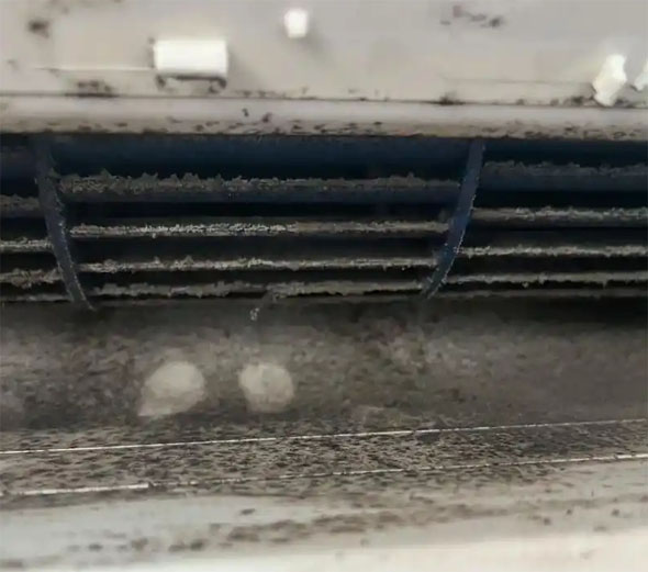 丹巴空调吹的风有股烧焦味是怎么回事